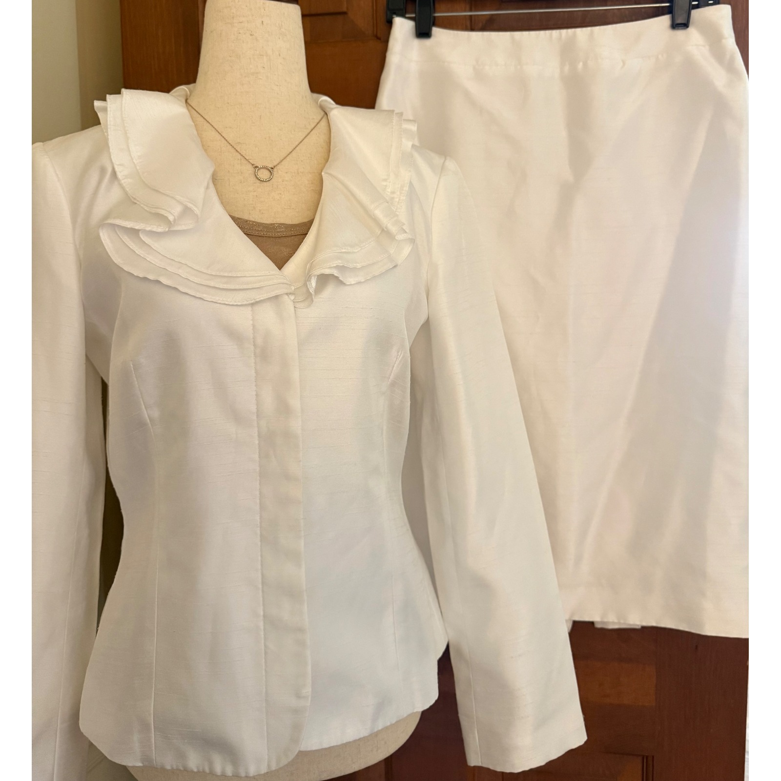 Emily 2-Pc Skirt Suit Set Womens Size 6 White Ruffled Collar Jacket Weddings